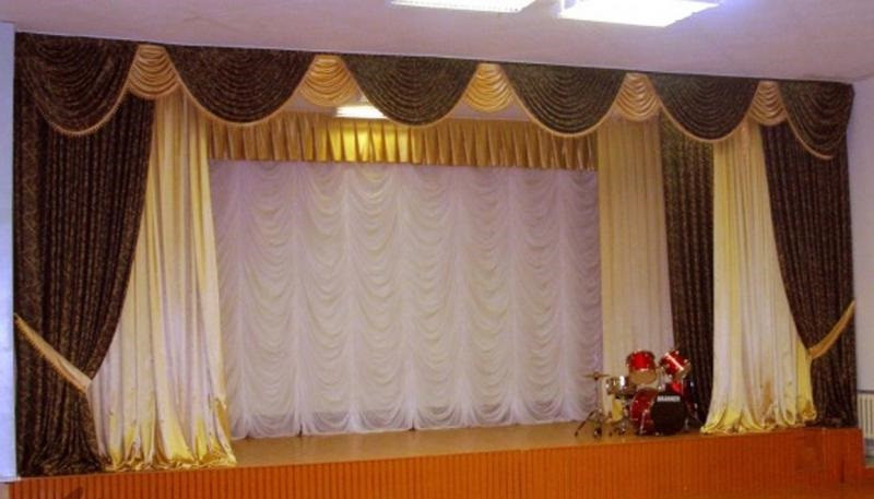 Универсальный занавес для сцены актового зала школы Волгограда.